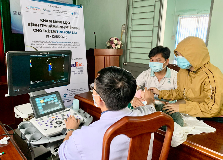 Bác sĩ Bệnh viện Hoàn Mỹ Đà Nẵng khám sàng lọc bệnh tim bẩm sinh cho trẻ. Ảnh: Như Nguyện Bác sĩ Bệnh viện Hoàn Mỹ Đà Nẵng khám sàng lọc bệnh tim bẩm sinh cho trẻ. Ảnh: Như Nguyện