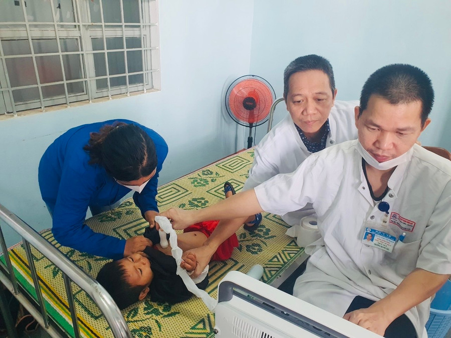 Bác sĩ thăm khám bệnh tim mạch cho người dân. Ảnh: Như Nguyện