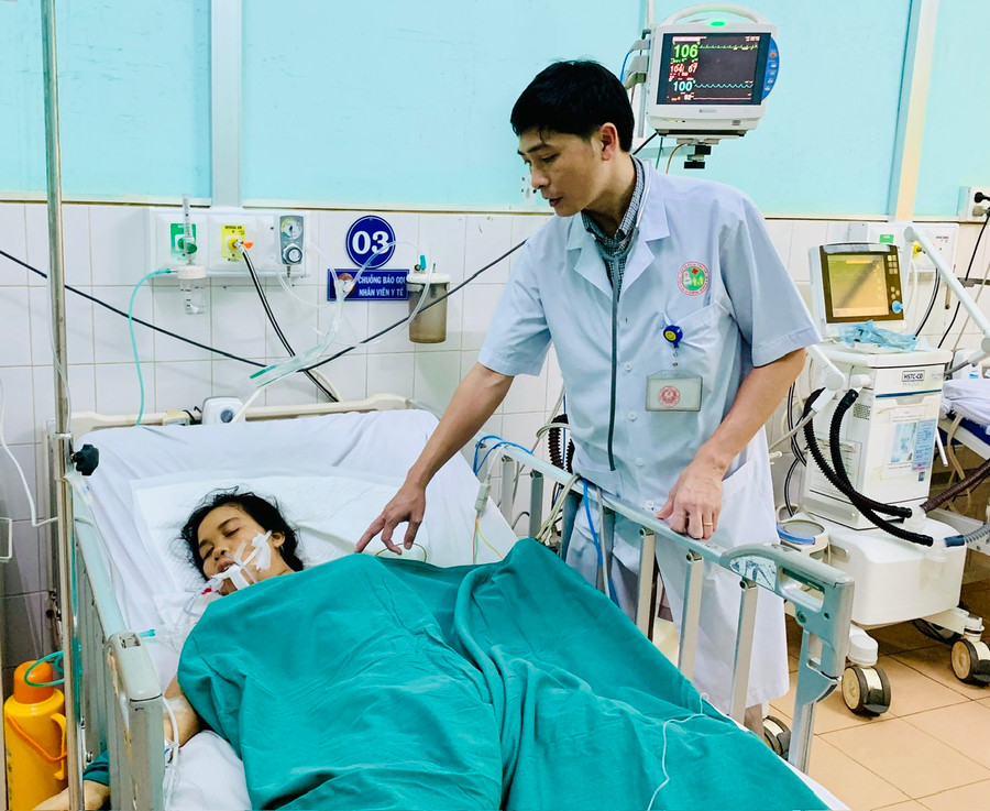 Bác sĩ CKII Nguyễn Đình Nghĩa- Phó Trưởng khoa phụ trách Khoa Ngoại tổng hợp (Bệnh viện Đa khoa Gia Lai), trưởng kíp mổ kiểm tra sức khỏe cho bệnh nhân sau phẫu thuật. Ảnh: Như Nguyện