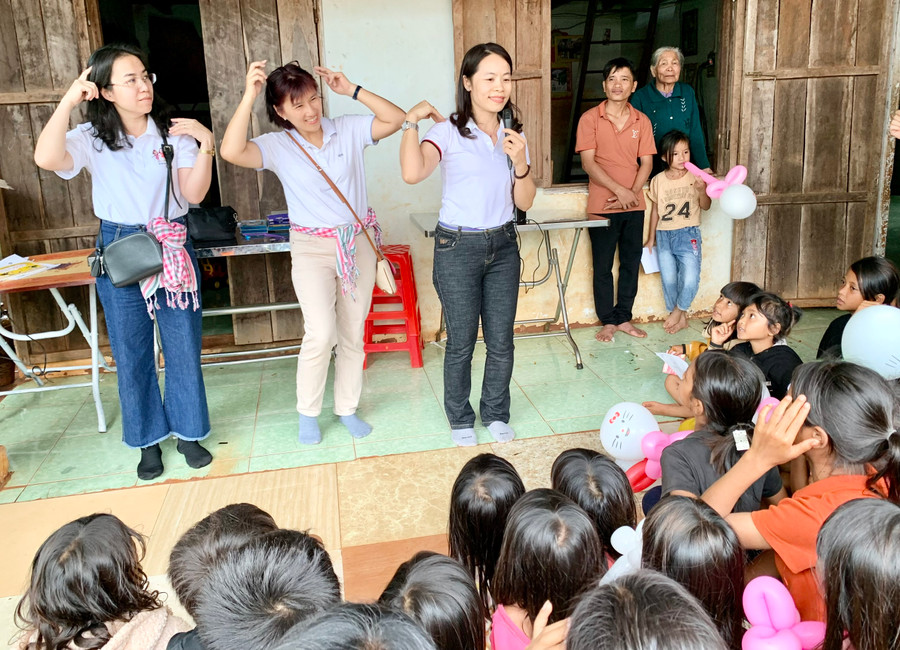 Nhóm thiện nguyện giao lưu với các em học sinh xã Ia Phang, huyện Chư Pưh. Ảnh: Như Nguyện