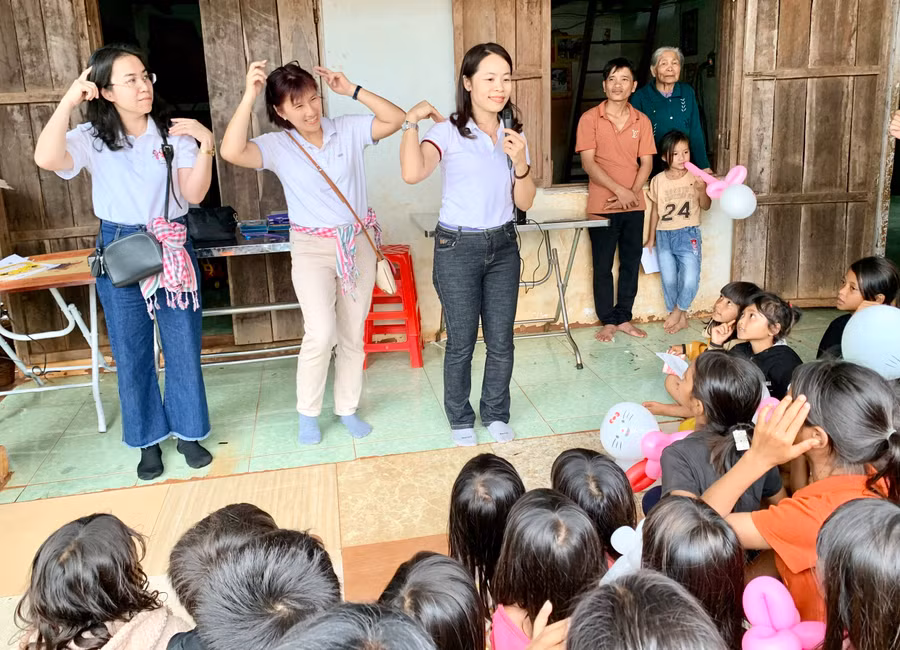 Nhóm thiện nguyện giao lưu với các em học sinh xã Ia Phang, huyện Chư Pưh. Ảnh: Như Nguyện