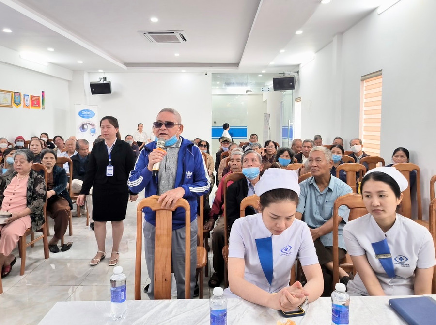 Người cao tuổi trao đổi trực tiếp với bác sĩ về các thắc mắc liên quan các bệnh về mắt. Ảnh: Như Nguyện Người cao tuổi trao đổi trực tiếp với bác sĩ về các thắc mắc liên quan các bệnh về mắt. Ảnh: Như Nguyện