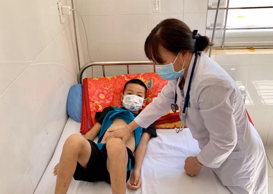 Chăm sóc bệnh nhân SXH tại Khoa Bệnh nhiệt đới (Bệnh viện Nhi tỉnh). Ảnh: Như Nguyện