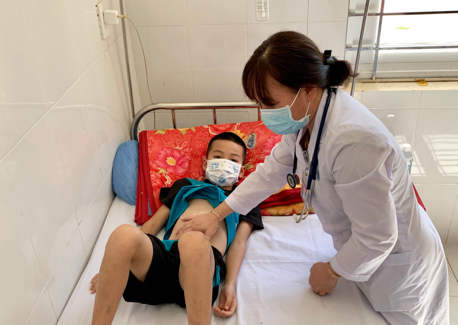 Chăm sóc bệnh nhân SXH tại Khoa Bệnh nhiệt đới (Bệnh viện Nhi tỉnh). Ảnh: Như Nguyện