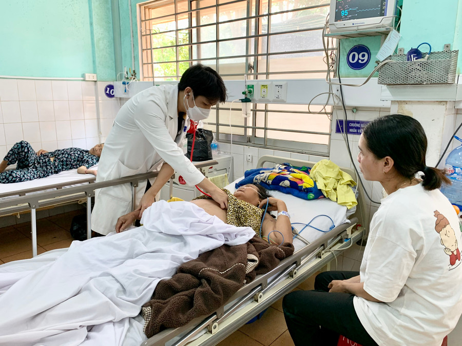 Các bệnh viện trên địa bàn TP. Pleiku chuẩn bị cơ sở vật chất, phương tiện, cơ số thuốc, nhân lực để sẵn sàng tiếp nhận và phục vụ cấp cứu 24/24 cho người dân trong Tuần Văn hoá-Du lịch Gia Lai. Ảnh: Như Nguyện