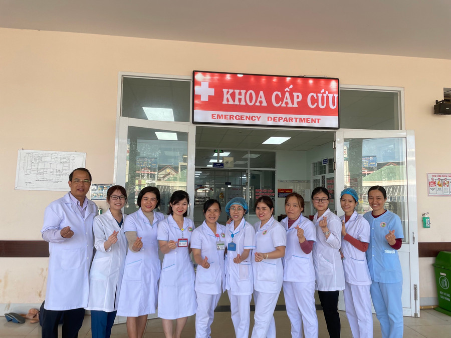 Bác sĩ Nguyễn Công Huấn (ngoài cùng bên trái và ê kíp trực của Khoa Cấp cứu, Bệnh viện Đa khoa tỉnh) sẵn sàng vào ca trực sáng mùng 1 Tết. Ảnh: Nhân vật cung cấp Bác sĩ Nguyễn Công Huấn (ngoài cùng bên trái và ê kíp trực của Khoa Cấp cứu, Bệnh viện Đa khoa tỉnh) sẵn sàng vào ca trực sáng mùng 1 Tết. Ảnh: Nhân vật cung cấp