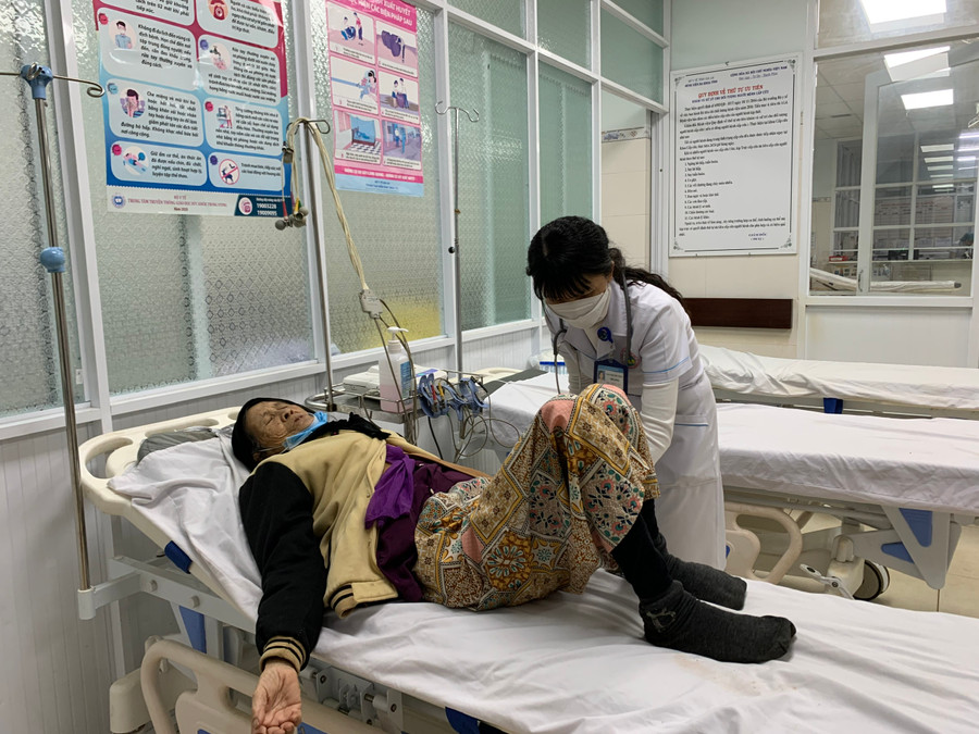 Khám cấp cứu cho bệnh nhân tại Khoa Cấp cứu (Bệnh viện Đa khoa tỉnh) trong đêm giao thừa. Ảnh: Như Nguyện