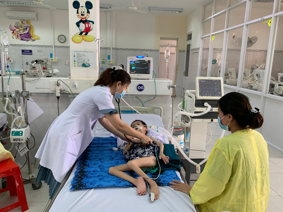 Bác sĩ Phan Thị Thùy Trang-Trưởng khoa Hồi sức tích cực chống độc (Bệnh viện Nhi Gia Lai) chăm sóc cho bệnh nhi điều trị tại khoa. Ảnh: Như Nguyện Bác sĩ Phan Thị Thùy Trang-Trưởng khoa Hồi sức tích cực chống độc (Bệnh viện Nhi Gia Lai) chăm sóc cho bệnh nhi điều trị tại khoa. Ảnh: Như Nguyện