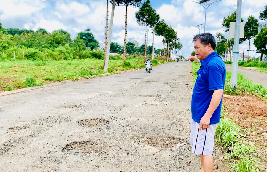 Người dân nhiều lần kiến nghị nhưng con đường này vẫn chưa được sửa chữa triệt để. Ảnh: Như Nguyện Người dân nhiều lần kiến nghị nhưng con đường này vẫn chưa được sửa chữa triệt để. Ảnh: Như Nguyện