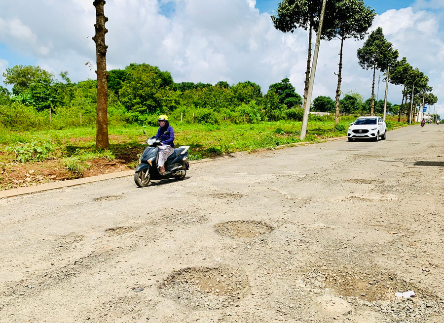 Chỉ khoảng 700m nhưng đoạn đường từ ngã tư Tôn Thất Tùng-Cách Mạng Tháng Tám (TP. Pleiku) đến Bệnh viện Nhi Gia Lai bị xuống cấp nghiêm trọng gây khó khăn cho người dân khi tham gia giao thông. Ảnh: Như Nguyện