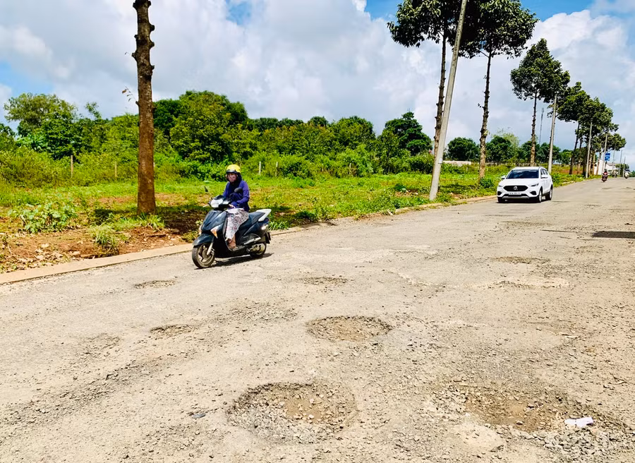 Chỉ khoảng 700m nhưng đoạn đường từ ngã tư Tôn Thất Tùng-Cách Mạng Tháng Tám (TP. Pleiku) đến Bệnh viện Nhi Gia Lai bị xuống cấp nghiêm trọng gây khó khăn cho người dân khi tham gia giao thông. Ảnh: Như Nguyện