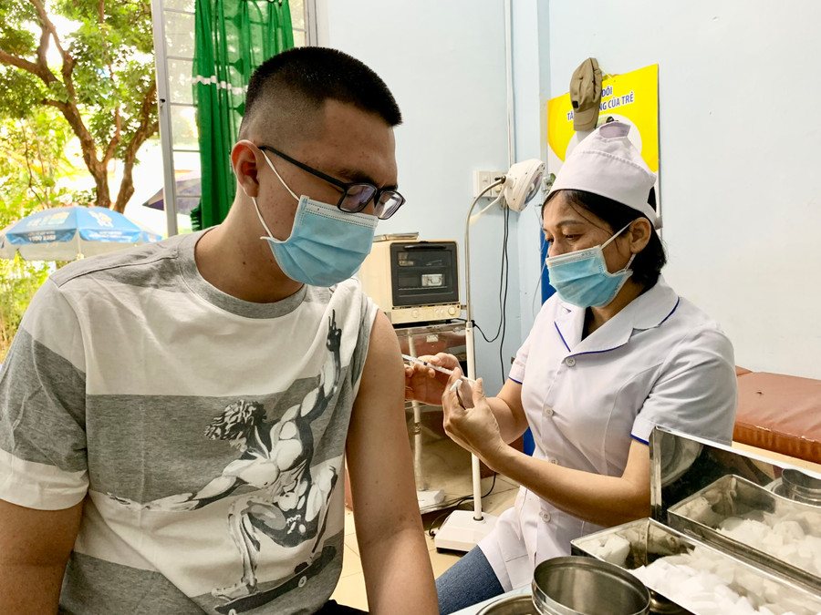 Ngành Y tế khuyến cáo người dân tiếp tục tiêm vắc xin phòng Covid-19. Ảnh: Như Nguyện Ngành Y tế khuyến cáo người dân tiếp tục tiêm vắc xin phòng Covid-19. Ảnh: Như Nguyện