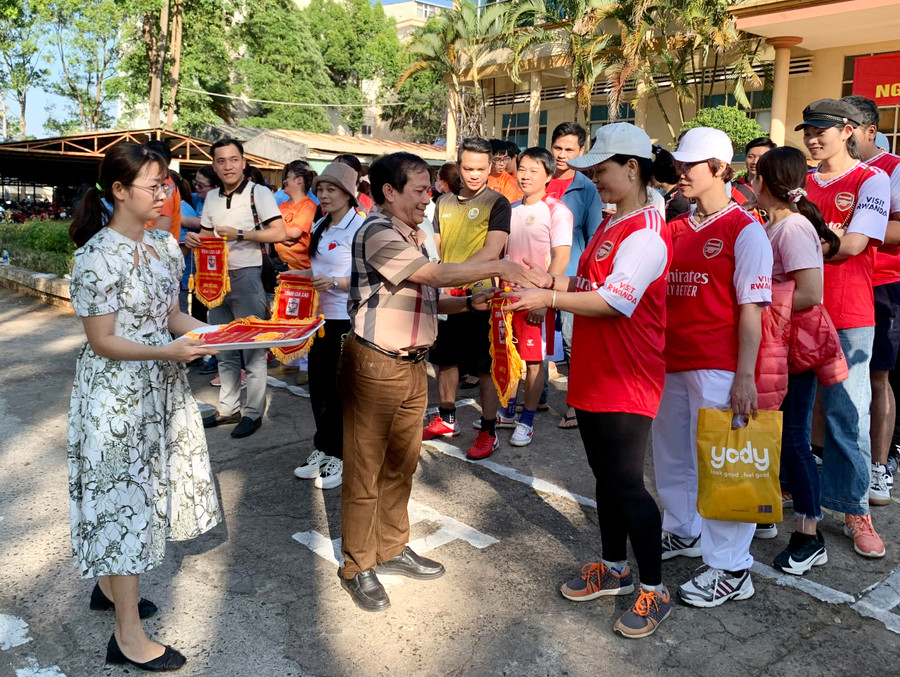 Ông Nguyễn Mạnh Cường- Phó Giám đốc, Chủ tịch công đoàn cơ sở Bệnh viện Đa khoa tỉnh trao cờ lưu niệm cho các đội tham gia hội thao. Ảnh: Như Nguyện Ông Nguyễn Mạnh Cường- Phó Giám đốc, Chủ tịch công đoàn cơ sở Bệnh viện Đa khoa tỉnh trao cờ lưu niệm cho các đội tham gia hội thao. Ảnh: Như Nguyện