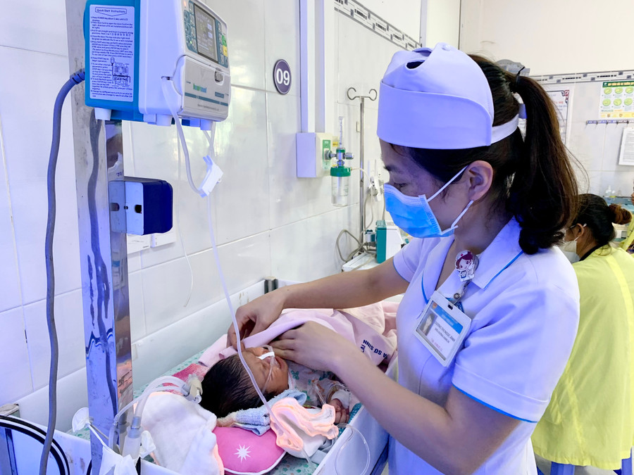 Điều dưỡng Khoa Sơ sinh (Bệnh viện Nhi Gia Lai) chăm sóc cho trẻ sơ sinh. Ảnh: Như Nguyện