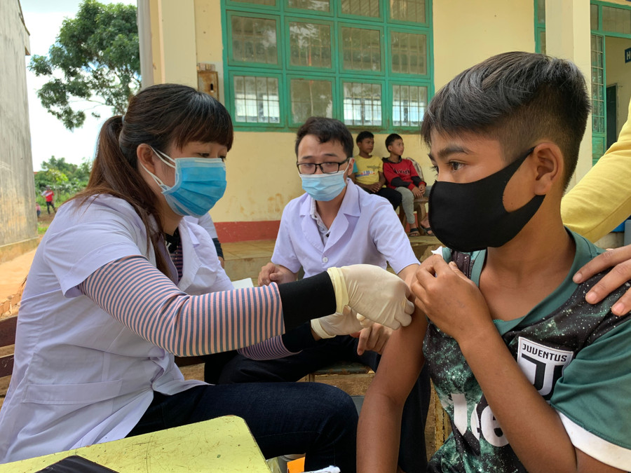 Người dân khi bị chó, mèo cắn cần đến cơ sở y tế gần nhất để được tư vấn và tiêm vắc xin phòng dại kịp thời. Ảnh: Như Nguyện