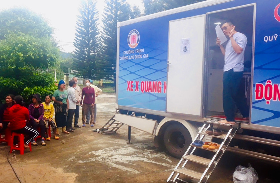 Chương trình với mục tiêu phát hiện bệnh lao chủ động bằng phương pháp chụp X-quang phổi miễn phí cho toàn bộ người dân hiện đang sinh sống và làm việc tại huyện Chư Păh. Ảnh: Như Nguyện Chương trình với mục tiêu phát hiện bệnh lao chủ động bằng phương pháp chụp X-quang phổi miễn phí cho toàn bộ người dân hiện đang sinh sống và làm việc tại huyện Chư Păh. Ảnh: Như Nguyện