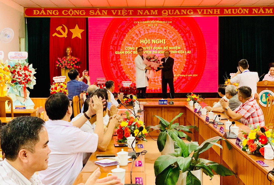 Ông Nguyễn Đình Tiến-Giám đốc Sở Nội vụ Gia Lai tặng hoa chúc mừng tiến sĩ Nguyễn Đăng Bảo. Ảnh: Như Nguyện Ông Nguyễn Đình Tiến-Giám đốc Sở Nội vụ Gia Lai tặng hoa chúc mừng tiến sĩ Nguyễn Đăng Bảo. Ảnh: Như Nguyện