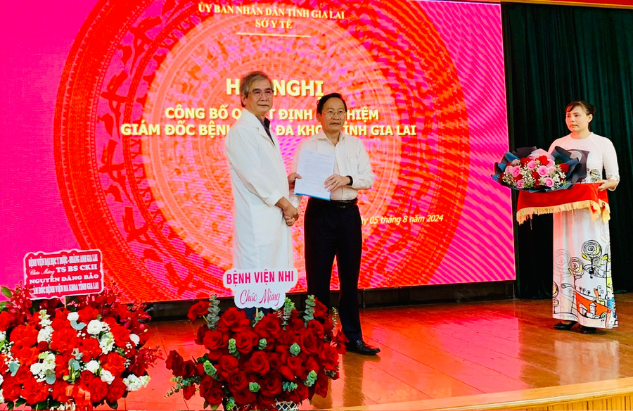 Ông Lý Minh Thái-Giám đốc Sở Y tế trao Quyết định bổ nhiệm ông Nguyễn Đăng Bảo giữ chức vụ Giám đốc Bệnh viện Đa khoa tỉnh. Ảnh: Như Nguyện Ông Lý Minh Thái-Giám đốc Sở Y tế trao Quyết định bổ nhiệm ông Nguyễn Đăng Bảo giữ chức vụ Giám đốc Bệnh viện Đa khoa tỉnh. Ảnh: Như Nguyện