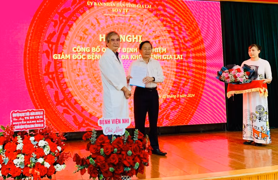 Ông Lý Minh Thái-Giám đốc Sở Y tế trao Quyết định bổ nhiệm ông Nguyễn Đăng Bảo giữ chức vụ Giám đốc Bệnh viện Đa khoa tỉnh. Ảnh: Như Nguyện