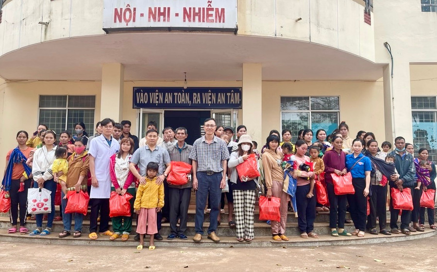 Trung tâm Y tế huyện Chư Sê trao 100 phần quà đến các bệnh nhân nghèo, khó khăn nằm điều trị tại trung tâm. Ảnh: Như Nguyện Trung tâm Y tế huyện Chư Sê trao 100 phần quà đến các bệnh nhân nghèo, khó khăn nằm điều trị tại trung tâm. Ảnh: Như Nguyện