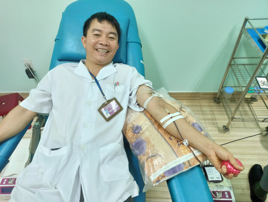 Bác sĩ Bệnh viện Quân y 211 tham gia hiến máu tình nguyện. Ảnh: Trần Vũ Bác sĩ Bệnh viện Quân y 211 tham gia hiến máu tình nguyện. Ảnh: Trần Vũ