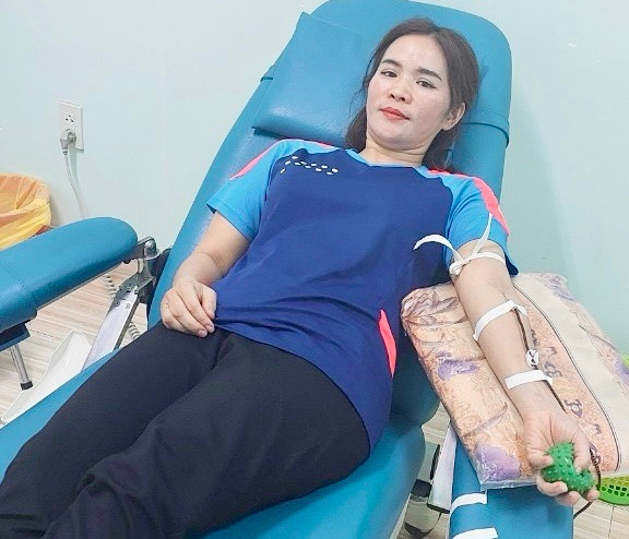 Chị Nguyễn Thị Minh Phượng (tổ 2, phường Hoa Lư, TP. Pleiku) tham gia hiến máu dịp Tết. Ảnh: Trần Vũ Chị Nguyễn Thị Minh Phượng (tổ 2, phường Hoa Lư, TP. Pleiku) tham gia hiến máu dịp Tết. Ảnh: Trần Vũ
