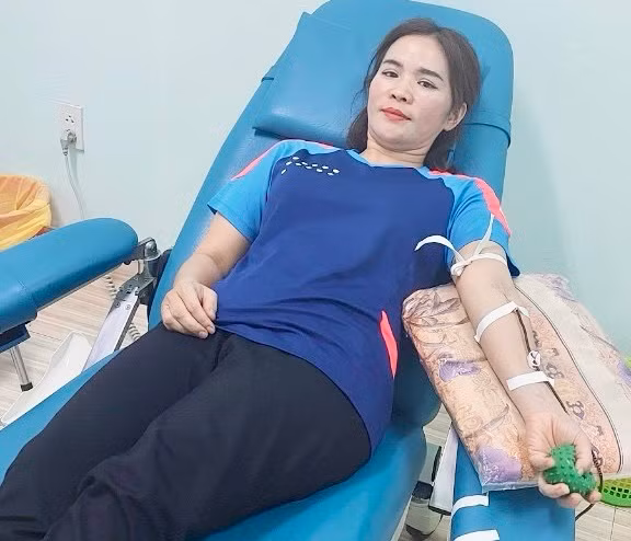 Chị Nguyễn Thị Minh Phượng (tổ 2, phường Hoa Lư, TP. Pleiku) tham gia hiến máu dịp Tết. Ảnh: Trần Vũ