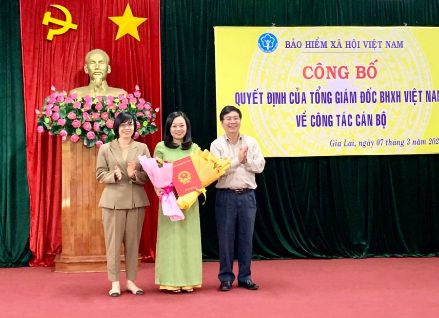 Ông Huỳnh Quang Thái-Ủy viên Ban Thường vụ Tỉnh ủy, Trưởng ban Tổ chức Tỉnh ủy và bà Nguyễn Thị Thanh Lịch-Tỉnh ủy viên, Phó Chủ tịch UBND tỉnh tặng hoa chúc mừng bà Trần Thị Hồng Hạnh. Ảnh: Như Nguyện Ông Huỳnh Quang Thái-Ủy viên Ban Thường vụ Tỉnh ủy, Trưởng ban Tổ chức Tỉnh ủy và bà Nguyễn Thị Thanh Lịch-Tỉnh ủy viên, Phó Chủ tịch UBND tỉnh tặng hoa chúc mừng bà Trần Thị Hồng Hạnh. Ảnh: Như Nguyện