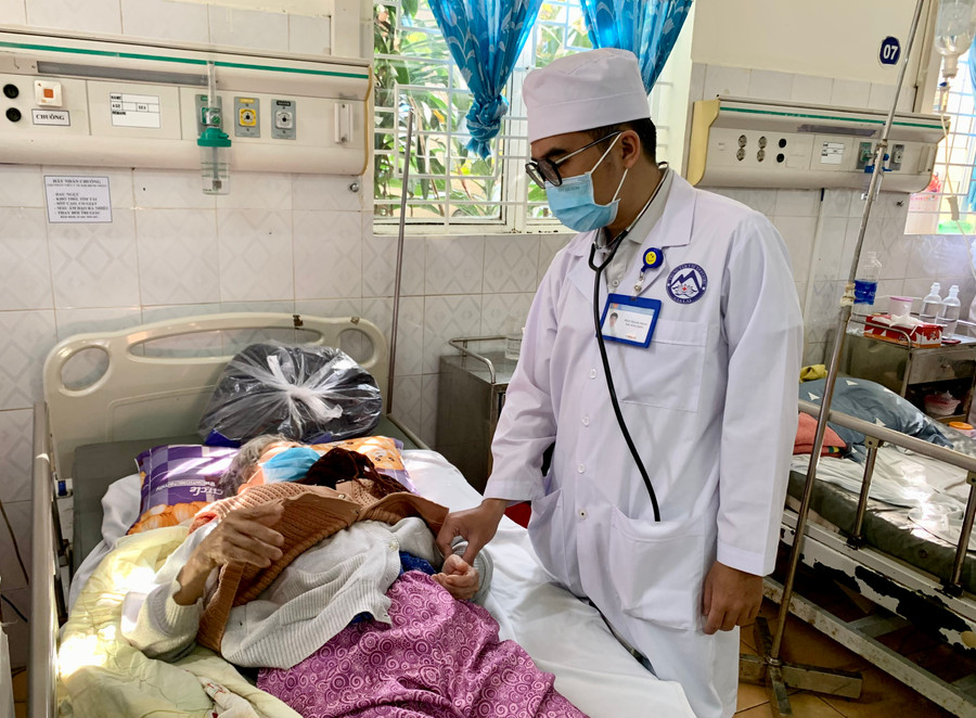 Các y, bác sĩ làm việc xuyên Tết, đảm bảo công tác khám chữa bệnh, cấp cứu cho người dân. Ảnh: Như Nguyện
