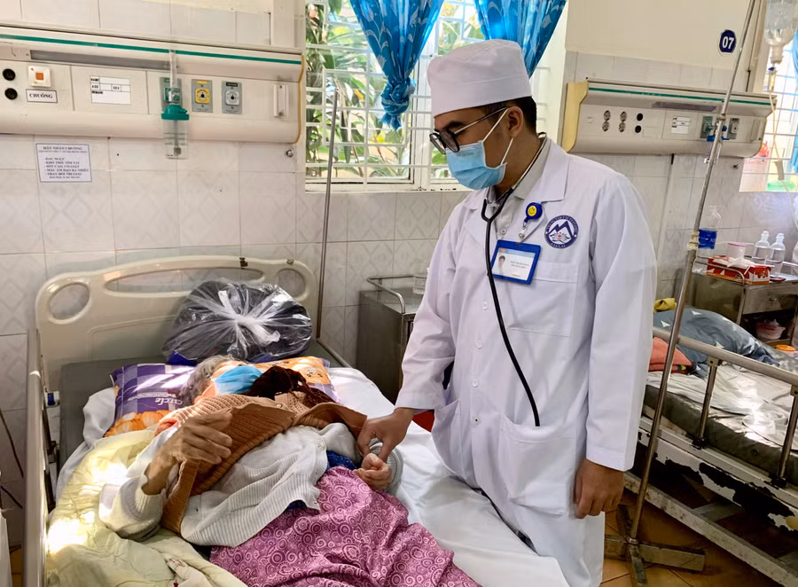 Các y, bác sĩ làm việc xuyên Tết, đảm bảo công tác khám chữa bệnh, cấp cứu cho người dân. Ảnh: Như Nguyện