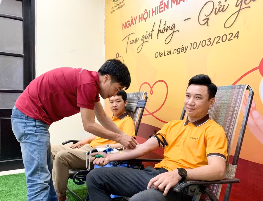 Gần 40 cán bộ, người lao động của LPBank Chi nhánh Gia Lai tham gia đăng ký hiến máu tình nguyện. Ảnh: Như Nguyện
