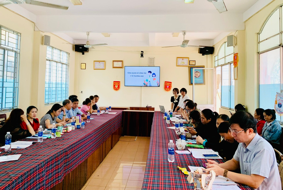 Trong 2 ngày 29 và 30-8, Trung tâm Kiểm soát bệnh tật tỉnh Gia Lai tổ chức lớp tập huấn chuyên môn công tác y tế trường học năm 2024 cho cán bộ y tế chuyên trách. Ảnh: Như Nguyện Trong 2 ngày 29 và 30-8, Trung tâm Kiểm soát bệnh tật tỉnh Gia Lai tổ chức lớp tập huấn chuyên môn công tác y tế trường học năm 2024 cho cán bộ y tế chuyên trách. Ảnh: Như Nguyện