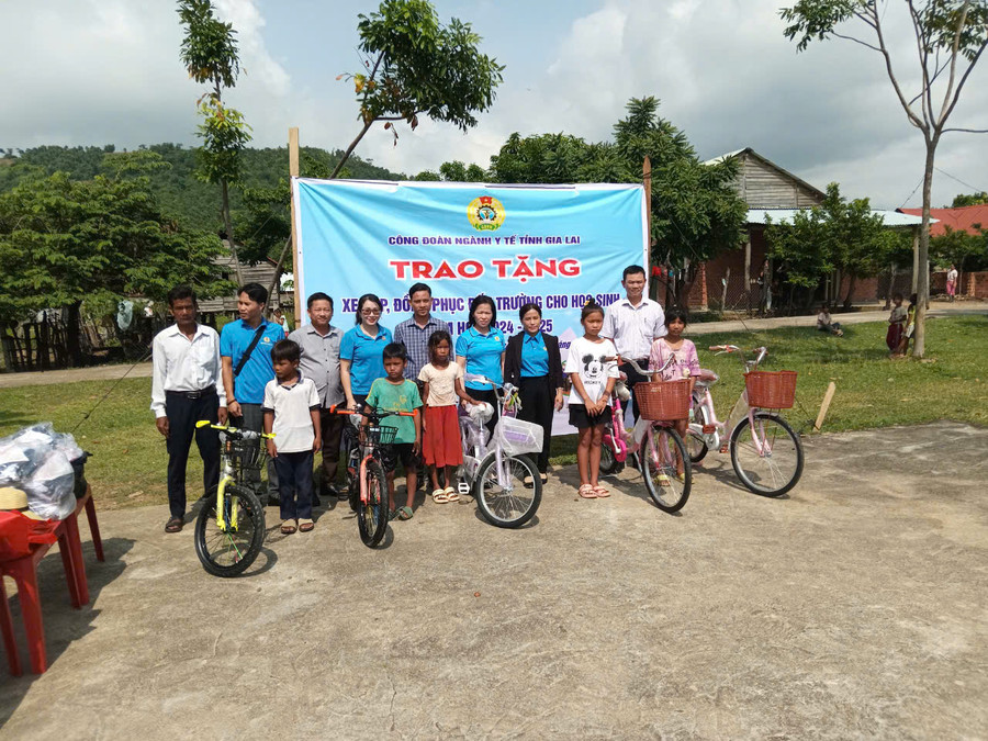 Đại diện Công đoàn Ngành Y tế tỉnh trao tặng xe đạp cho 5 học sinh có hoàn cảnh khó khăn thôn Plei Hek (xã Chư A Thai, huyện Phú Thiện). Ảnh ĐVCC Đại diện Công đoàn Ngành Y tế tỉnh trao tặng xe đạp cho 5 học sinh có hoàn cảnh khó khăn thôn Plei Hek (xã Chư A Thai, huyện Phú Thiện). Ảnh ĐVCC