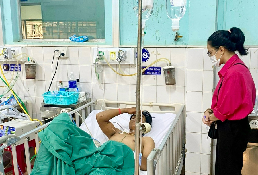 Anh Rơ Châm Sơng hiện đang được điều trị tại Bệnh viện Đa khoa tỉnh. Ảnh: Như Nguyện