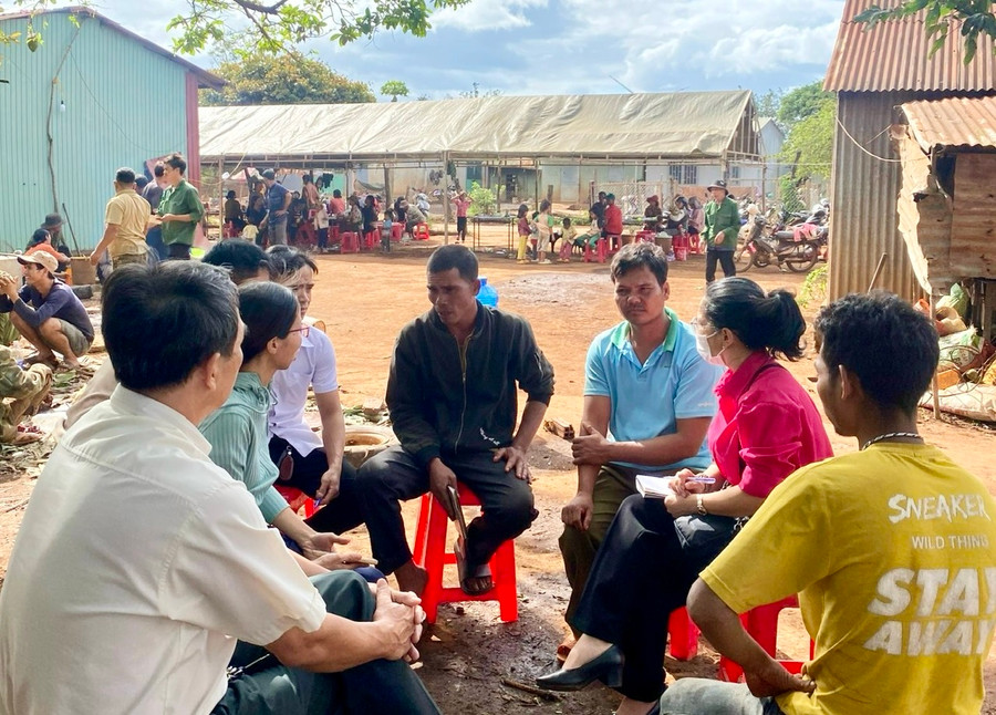 Chi cục An toàn Vệ sinh Thực phẩm tỉnh, Trung tâm Y tế huyện Chư Prông, Trạm Y tế xã Ia Băng triển khai công tác truyền thông tại chỗ cho người dân về việc không chế biến cóc để làm thức ăn. Ảnh: Như Nguyện Chi cục An toàn Vệ sinh Thực phẩm tỉnh, Trung tâm Y tế huyện Chư Prông, Trạm Y tế xã Ia Băng triển khai công tác truyền thông tại chỗ cho người dân về việc không chế biến cóc để làm thức ăn. Ảnh: Như Nguyện