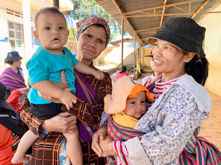 Chị A Sinh (bìa phải) có đến 6 người con. Ảnh: Như Nguyện Chị A Sinh (bìa phải) có đến 6 người con. Ảnh: Như Nguyện