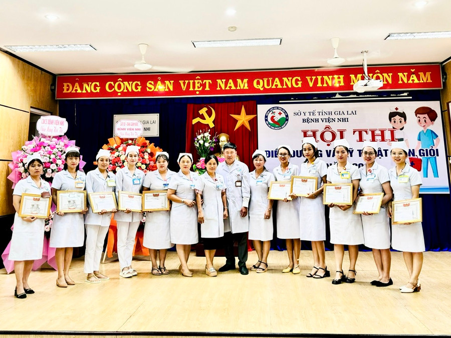 Các thí sinh đạt giải chụp ảnh lưu niệm với Ban tổ chức hội thi. Ảnh: Mai Linh