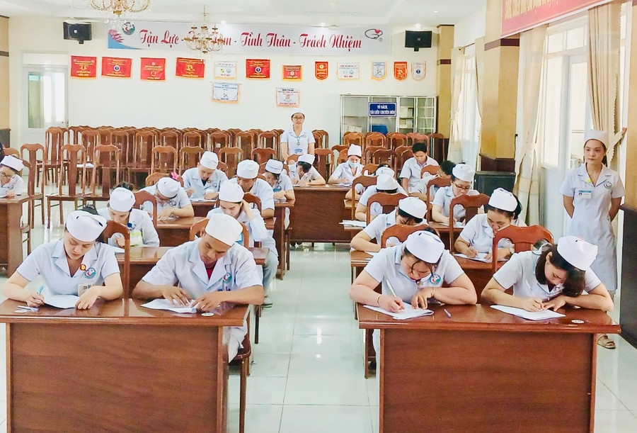 Các thí sinh tham gia phần thi lý thuyết. Ảnh: Mai Linh