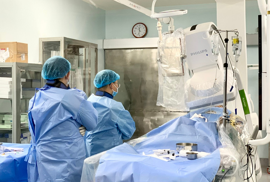 Các bác sĩ Khoa Tim mạch-Bệnh viện Đa khoa tỉnh chuẩn bị thực hiện can thiệp tim mạch cho bệnh nhân. Ảnh: Như Nguyện