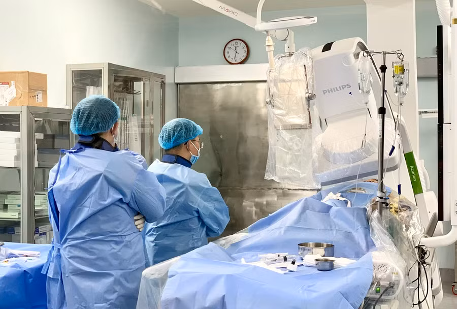 Các bác sĩ Khoa Tim mạch-Bệnh viện Đa khoa tỉnh chuẩn bị thực hiện can thiệp tim mạch cho bệnh nhân. Ảnh: Như Nguyện