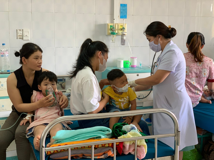 Bác sĩ thăm khám cho bệnh nhi nằm điều trị tại Khoa Nội tổng hợp-Y học cổ truyền (Bệnh viện Nhi Gia Lai). Ảnh: Như Nguyện