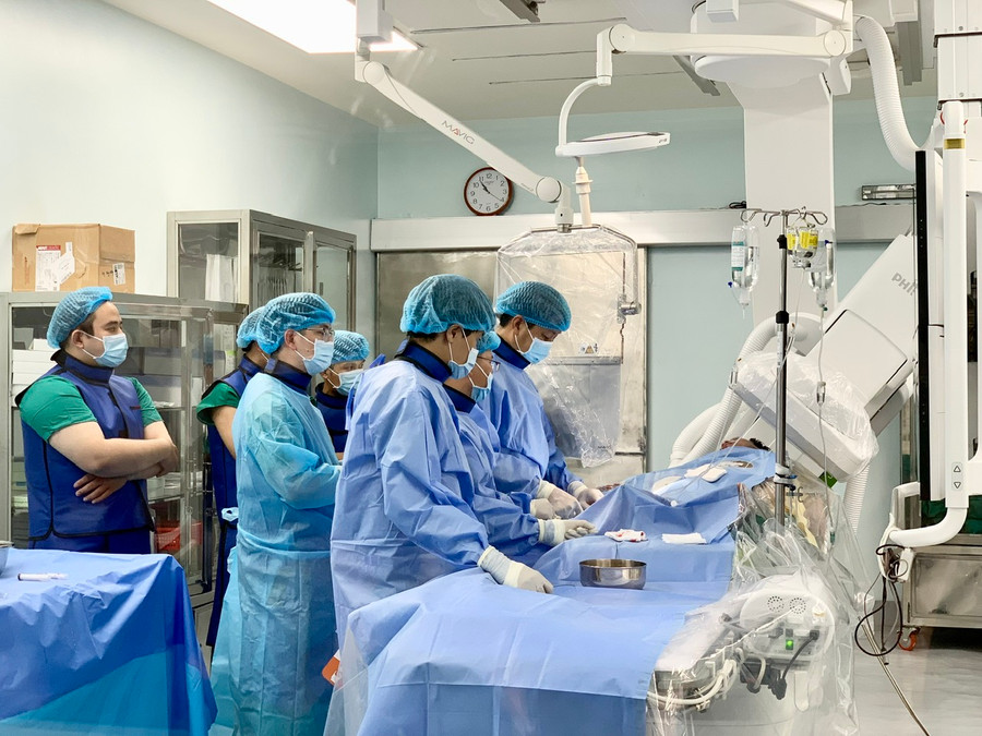 Ekip y, bác sĩ Khoa Tim mạch- Bệnh viện Đa khoa tỉnh thực hiện ca chụp mạch cho bệnh nhân. Ảnh: Như Nguyện Ekip y, bác sĩ Khoa Tim mạch- Bệnh viện Đa khoa tỉnh thực hiện ca chụp mạch cho bệnh nhân. Ảnh: Như Nguyện