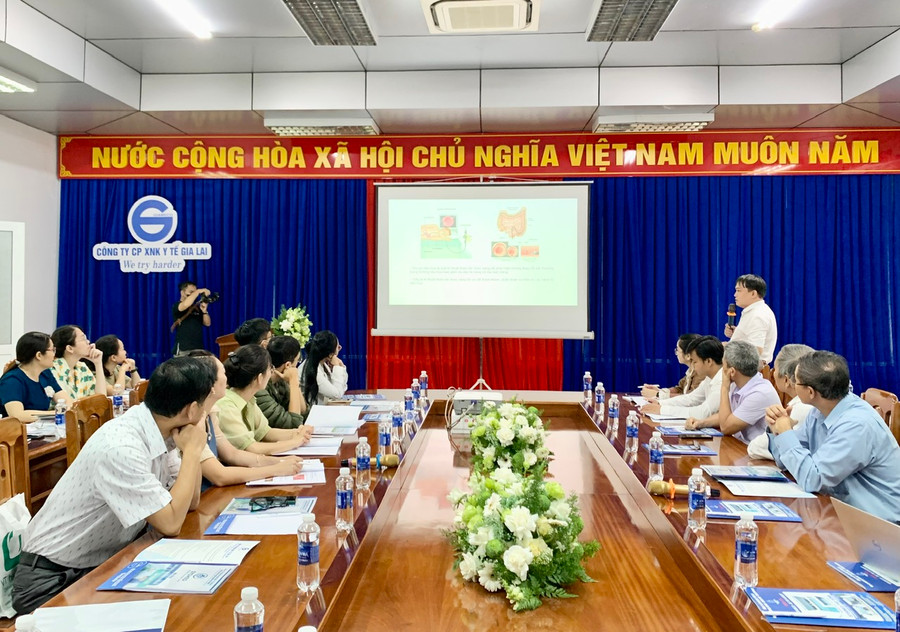 Tiến sĩ, bác sĩ Nguyễn Thanh Xuân- Phó Giám đốc Bệnh viện Trung ương Huế trình bày chuyên đề- Vai trò của nội soi ống mềm trong tầm soát và điều trị ung thư ống tiêu hóa giai đoạn sớm. Ảnh: Như Nguyện