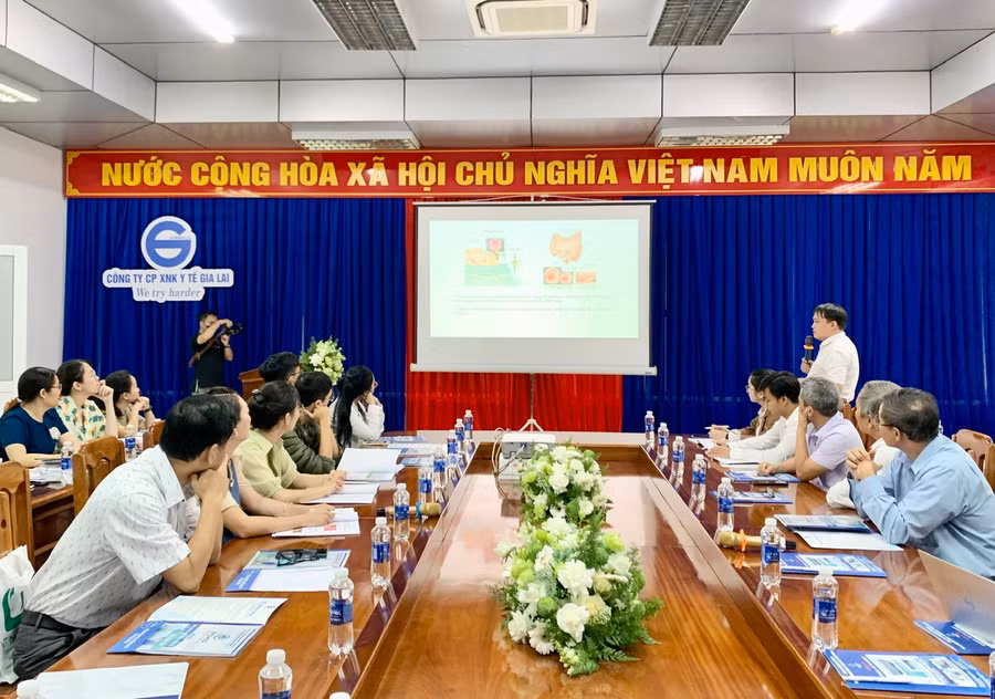 Tiến sĩ, bác sĩ Nguyễn Thanh Xuân- Phó Giám đốc Bệnh viện Trung ương Huế trình bày chuyên đề- Vai trò của nội soi ống mềm trong tầm soát và điều trị ung thư ống tiêu hóa giai đoạn sớm. Ảnh: Như Nguyện