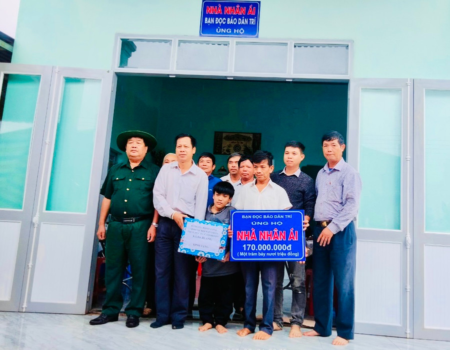 Đại diện Hội nạn nhân CĐDC/dioxin Gia Lai, huyện Chư Sê và Báo Dân trí trao Nhà Nhân ái cho gia đình nạn nhân CĐDC huyện Chư Sê. Ảnh đơn vị cung cấp