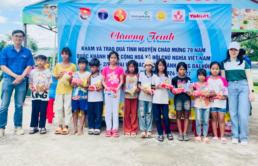 Đoàn đã trao 100 phần quà gồm: bánh, kẹo, sữa cho các em thiếu nhi thôn Plei Hek. Ảnh: Đoàn cơ sở Sở Y tế tỉnh Gia Lai cung cấp