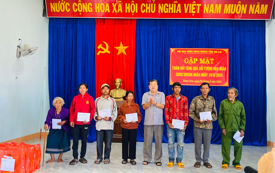 Đại diện Hội nạn nhân CĐDC/dioxin tỉnh Gia Lai thăm tặng quà các nạn nhân CĐDC trên địa bàn. Ảnh đơn vị cung cấp