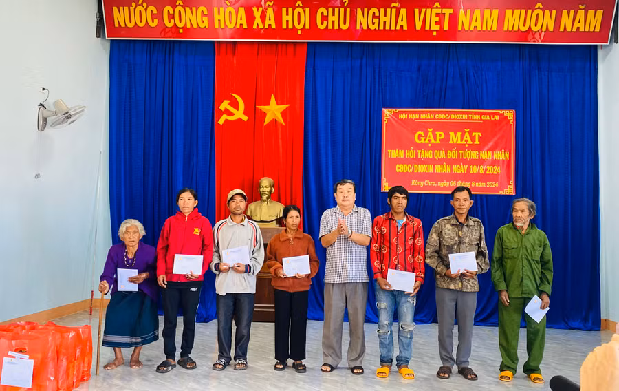 Đại diện Hội nạn nhân CĐDC/dioxin tỉnh Gia Lai thăm tặng quà các nạn nhân CĐDC trên địa bàn. Ảnh đơn vị cung cấp
