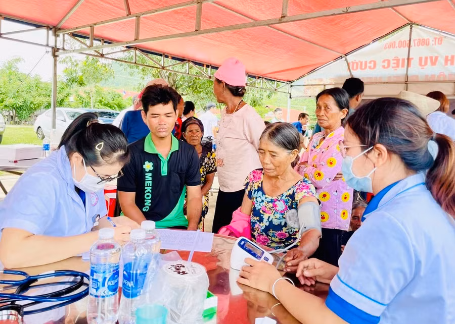 Đoàn đã tổ chức khám chữa bệnh, cấp thuốc miễn phí cho 130 người dân thôn Plei Hek, xã Chư A Thai, huyện Phú Thiện. Ảnh: Đoàn cơ sở Sở Y tế tỉnh Gia Lai cung cấp