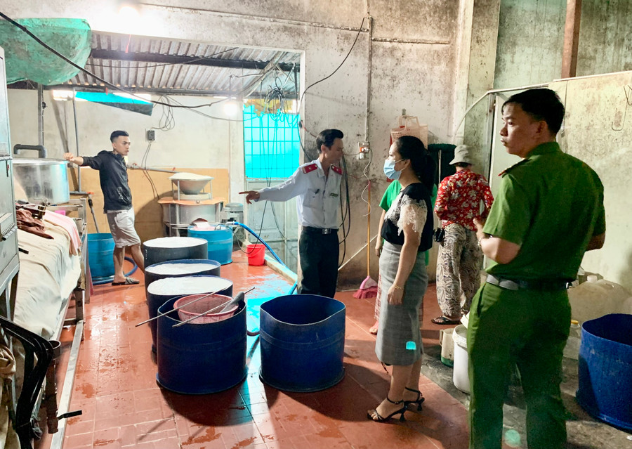 Đoàn kiểm tra liên ngành của tỉnh kiểm tra tại Hộ kinh doanh Phan Thị Mỹ Hạnh (sản xuất bánh phở tươi, khô, địa chỉ tổ 3, phường Thắng Lợi, TP. Pleiku). Ảnh: Như Nguyện Đoàn kiểm tra liên ngành của tỉnh kiểm tra tại Hộ kinh doanh Phan Thị Mỹ Hạnh (sản xuất bánh phở tươi, khô, địa chỉ tổ 3, phường Thắng Lợi, TP. Pleiku). Ảnh: Như Nguyện